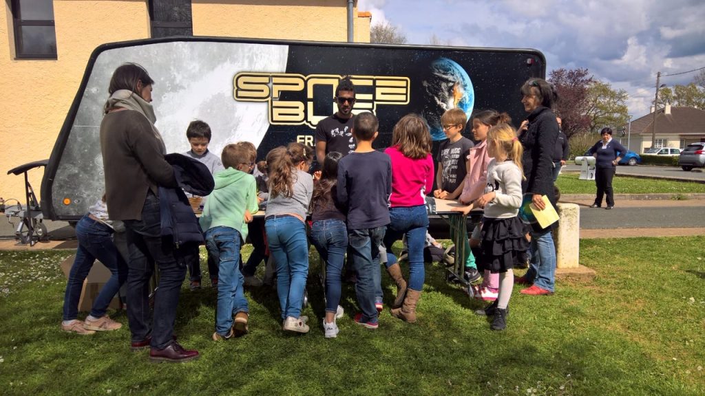 Outreach with SpaceBus France in Lusignan ©️ SpaceBus France